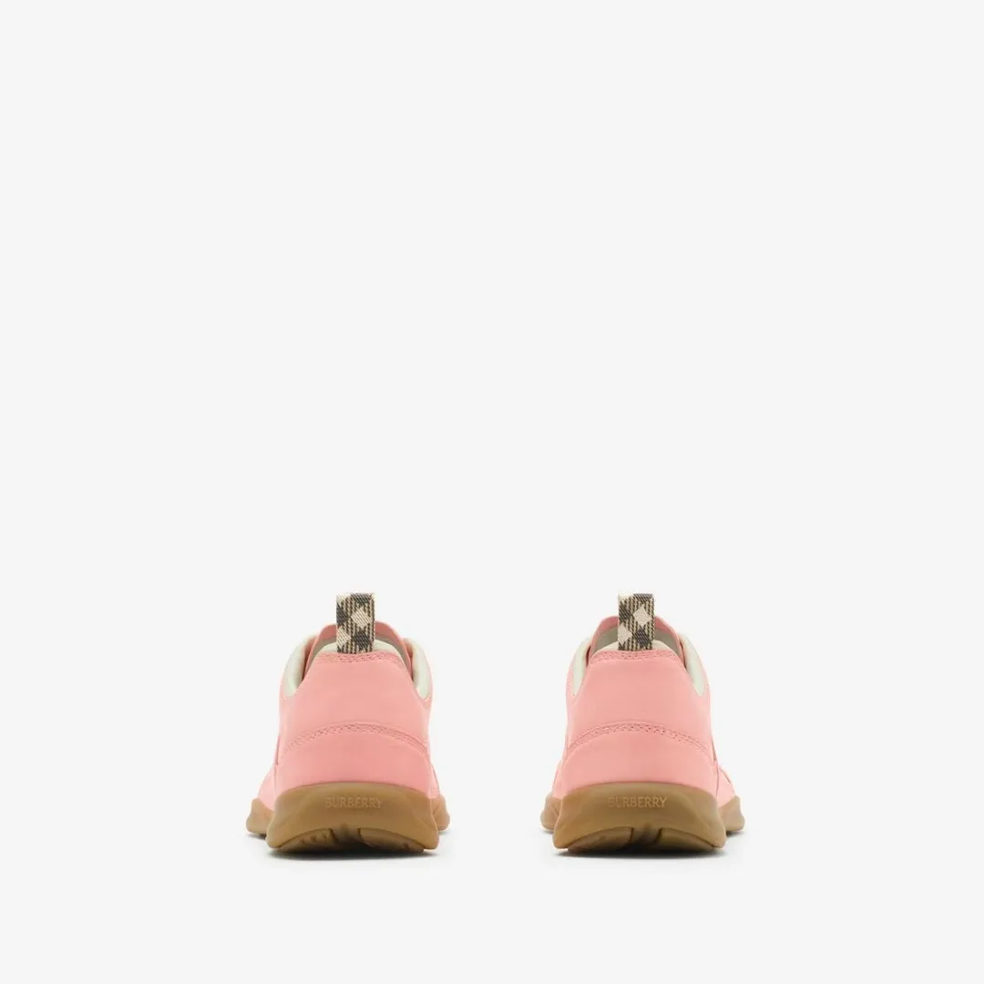 Men's Men's Shoes 💰440 [New Style] 🐝🐝Burberry - Burberr SU25 new MATRIX retro sneakers ♞size; 38-44 (45 customized) calfskin The main style of the summer fashion show, retro and casual, light and comfortable. Burberry made its debut at the brand's 2025 summer fashion show. Made of refined Italian leather with tonal topstitching details, it's inspired by sporty design. Paired with lightweight soles and Burberry check sneakers, they are embellished with embroidery of the brand's Equestrian Knight logo (EKD). - Lace-up design - EKD embroidery on the side - EKD embroidery on the sole
